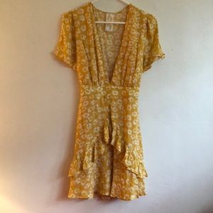 Sadie & Sage yellow ruffle dress. medium. New.